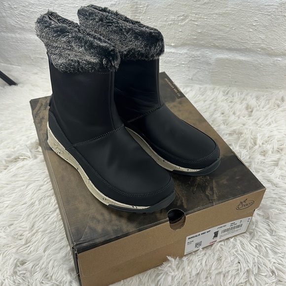 NIB Chaco Borealis Mid Waterproof Boot - Picture 1 of 8